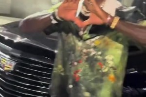詹姆斯看完JAY-Z演唱会离开，胡子花白 真的已经老了